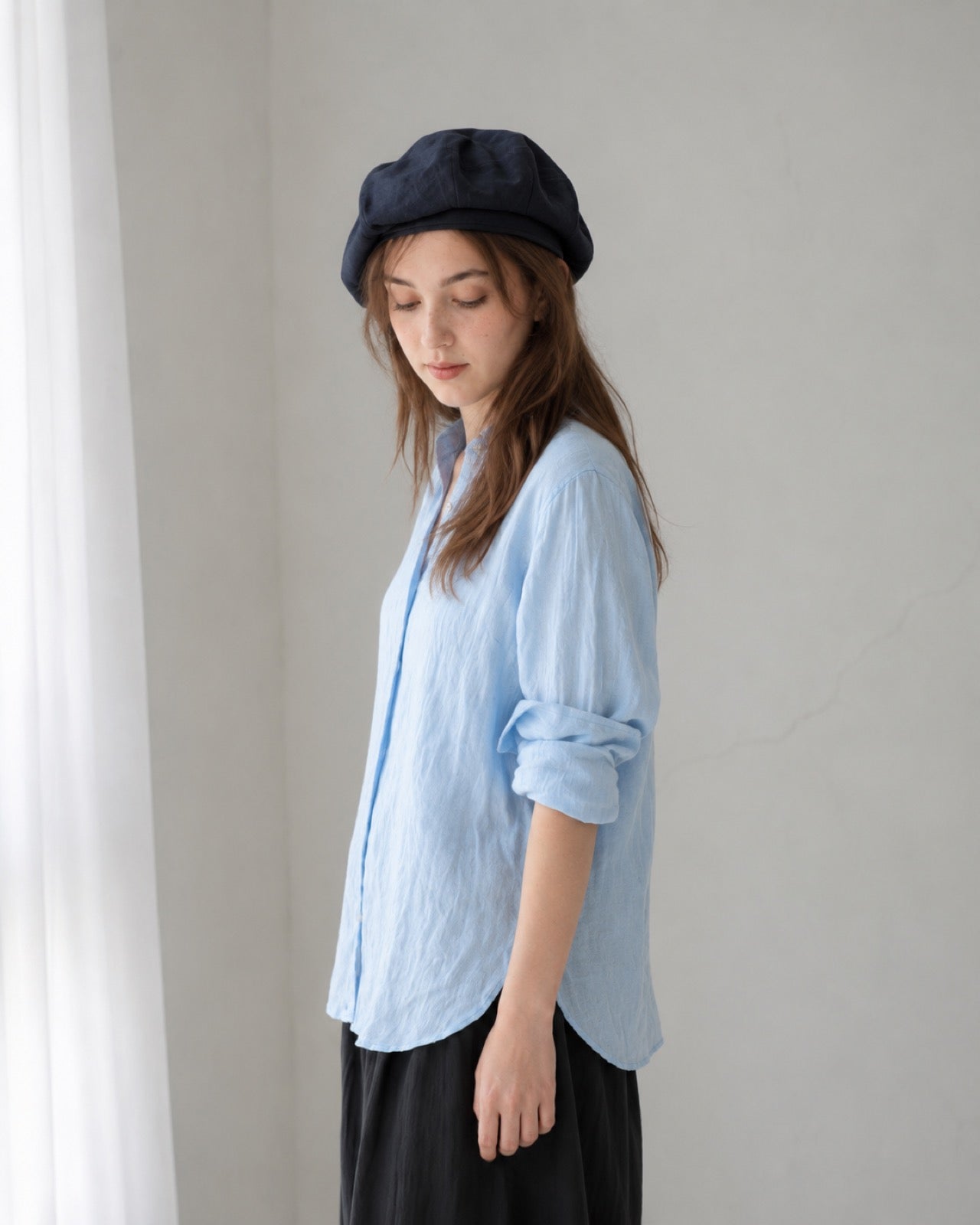 Navy linen beret model back view eight-panel design