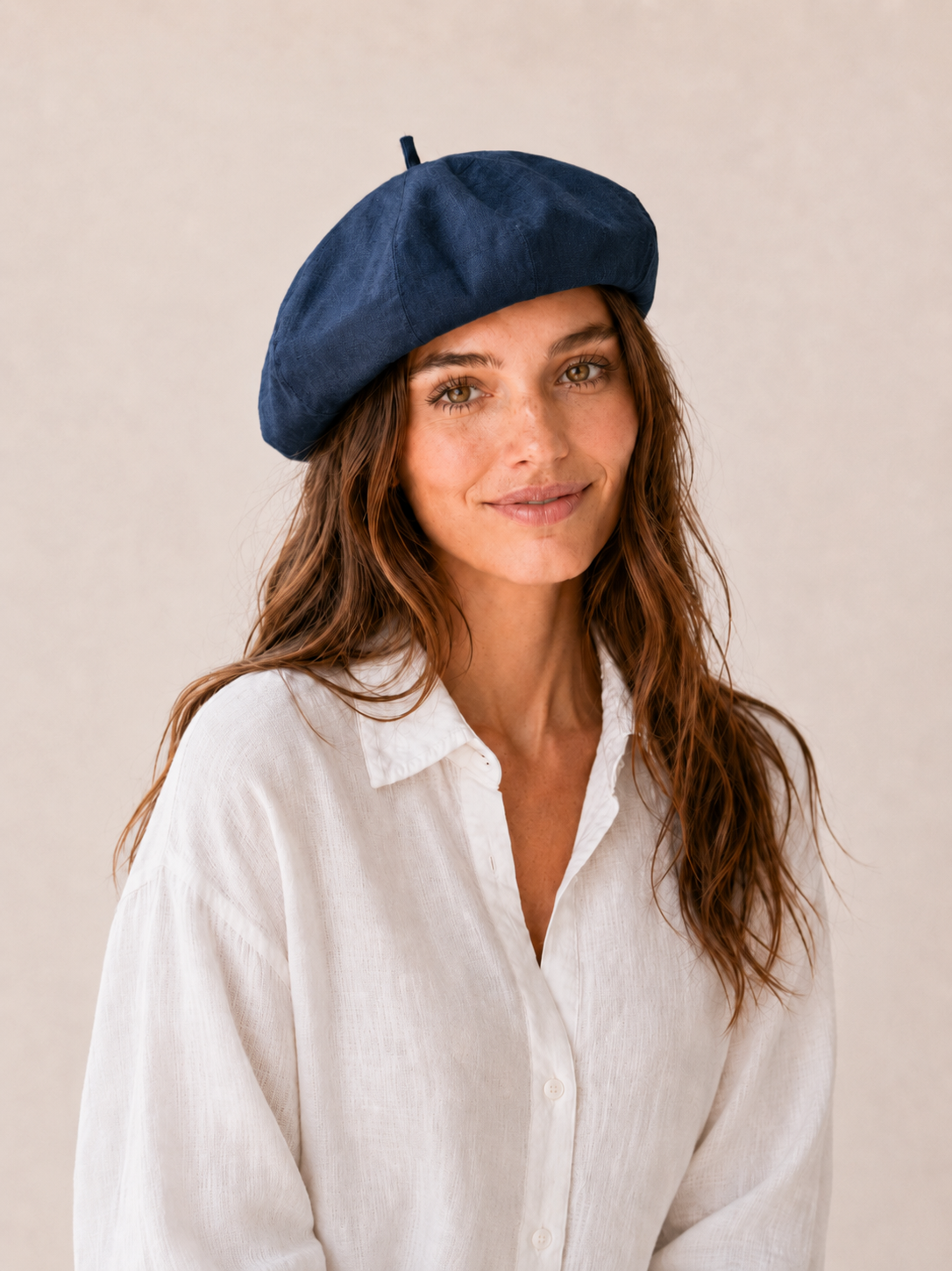 Woman wearing oversized linen French beret – Navy