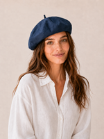Woman wearing oversized linen French beret – Navy