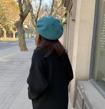 Load image into Gallery viewer, 100% Wool Vintage Style French Painter Beret.
