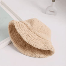 Load image into Gallery viewer, Oversized Arequipa Fleece Hat for Women.