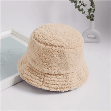 Load image into Gallery viewer, Oversized Arequipa Fleece Hat for Women.