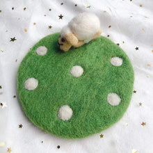 Load image into Gallery viewer, Wool Felted Coaster with Removable 3D Animal Figure-One Set.